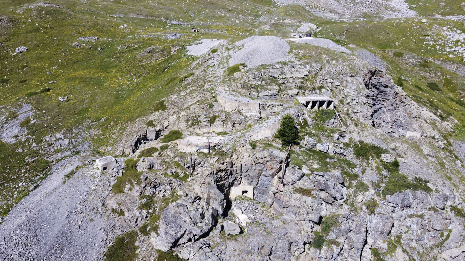 Ligne Maginot - COL DE BUFFERE - (Ouvrage d'infanterie) - A gauche l'issue de secours, puis le bloc 2, inachevés. - ELLENA Daniel - CUNY Philippe