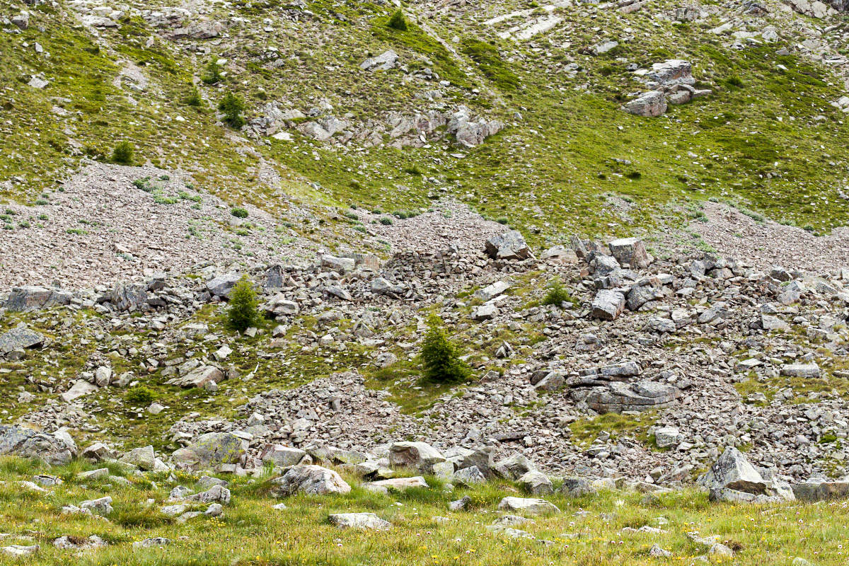 Ligne Maginot - L'ESCUZIER Sud (PA) (Divers) - Deux cuves pour arme d'infanterie dans l'éboulis. La structure se situe aux coordonnées suivantes : 44°18'14.80'N, 6°47'38.32'E. - Edouard Evangelisti