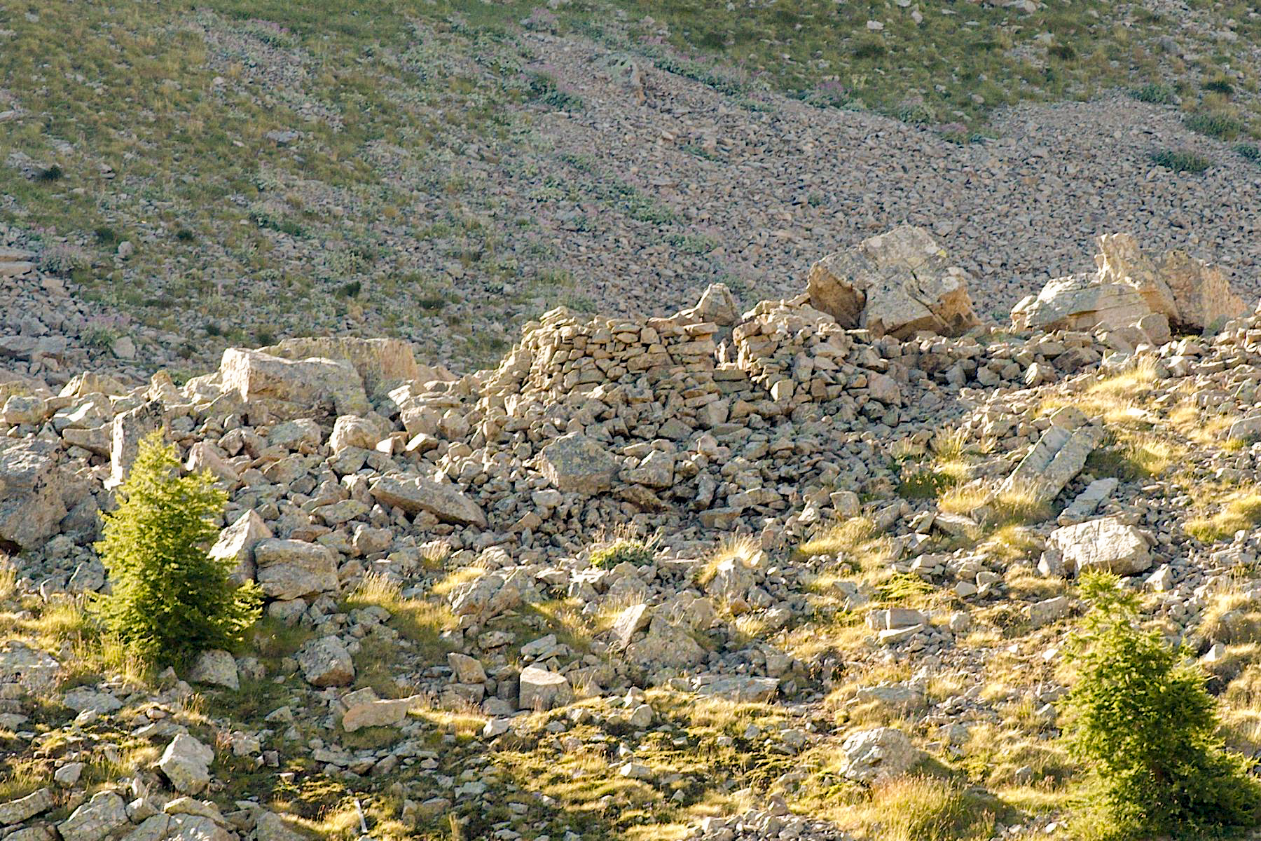 Ligne Maginot - L'ESCUZIER Sud (PA) (Divers) - Deux cuves pour arme d'infanterie dans l'éboulis. La structure se situe aux coordonnées suivantes : 44°18'14.80'N, 6°47'38.32'E. - Edouard Evangelisti