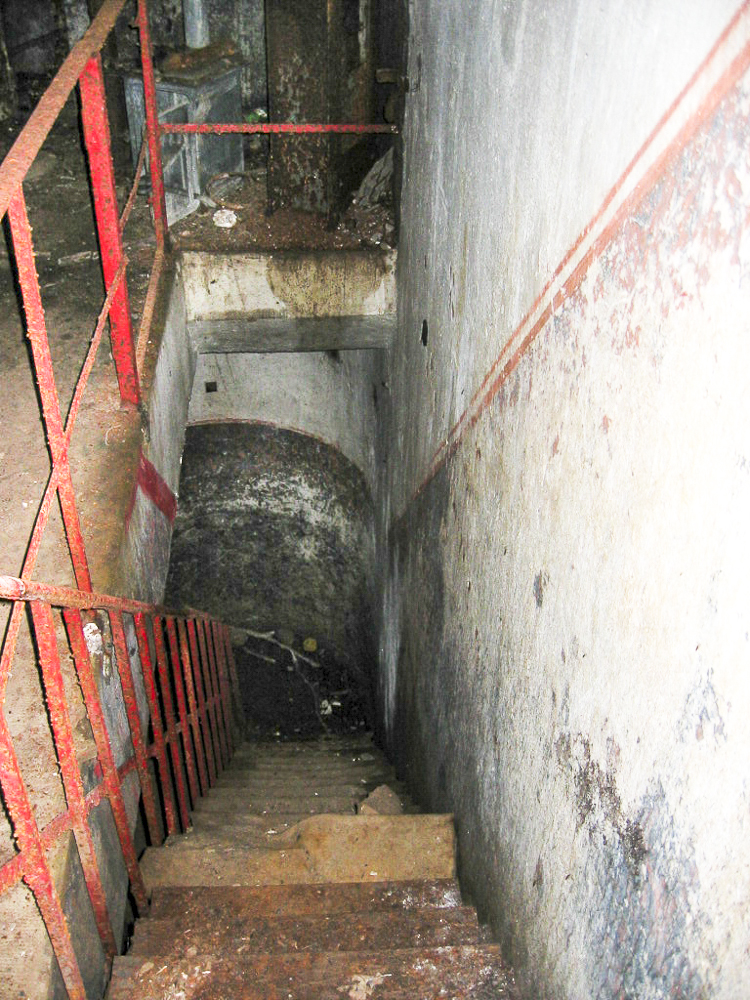 Ligne Maginot - BASSE PARTHE OUEST - C45 - (Casemate d'infanterie - Simple) - Descente vers l'étage inférieur de la casemate