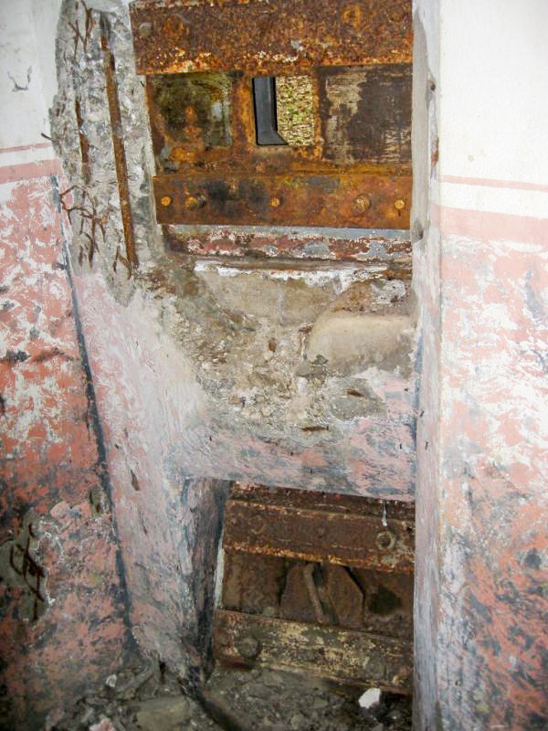 Ligne Maginot - BASSE PARTHE OUEST - C45 - (Casemate d'infanterie - Simple) - Vue intérieure des créneaux de défenses FM (celui du bas bat le fossé diamant)