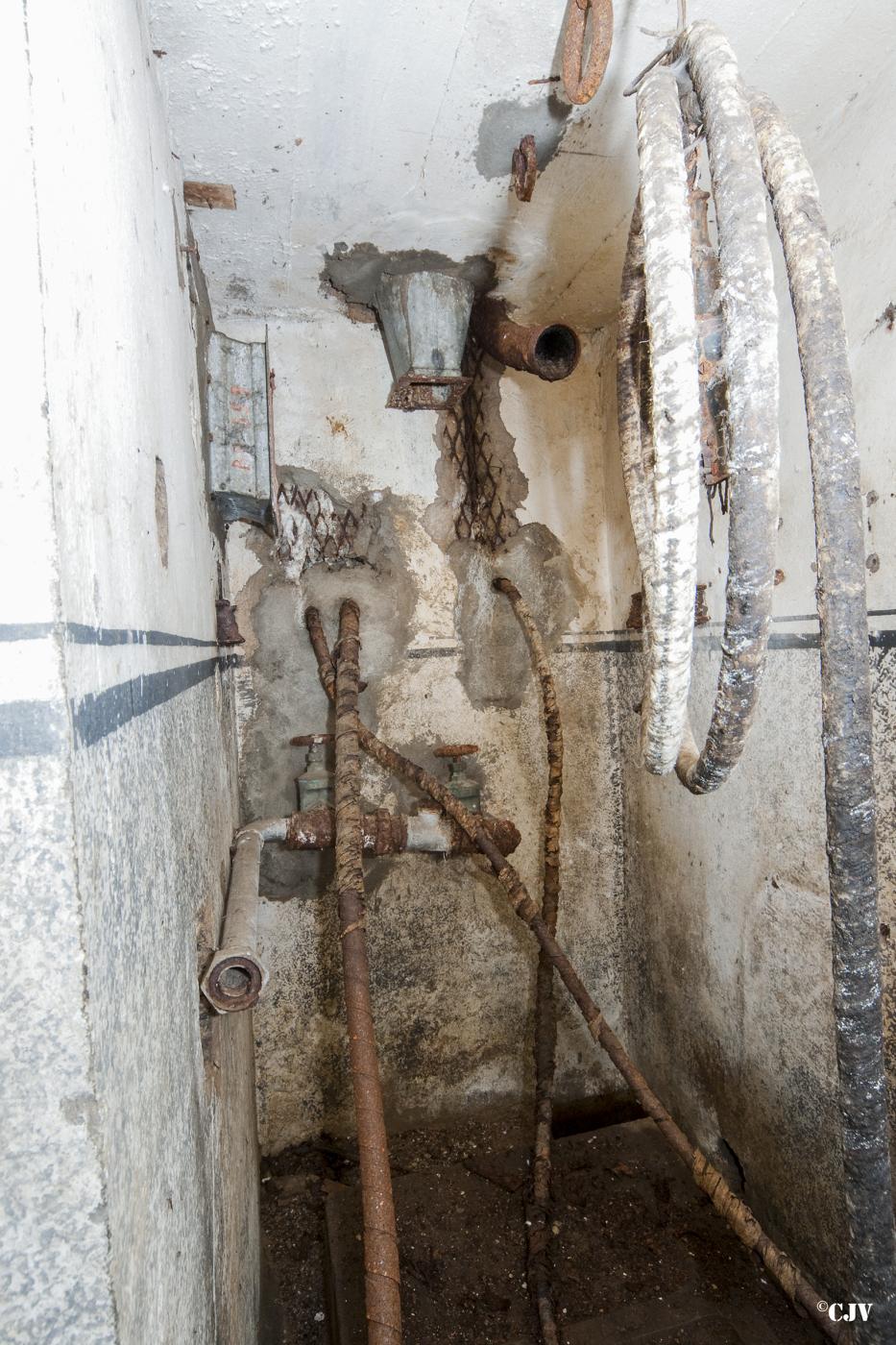 Ligne Maginot - BASSE PARTHE EST - C46 - (Casemate d'infanterie - Simple) - Etage inférieur
Arrivées des câbles téléphoniques (deux) et électrique ? ainsi que d'une tuyau d'alimentation en eau venant de .......