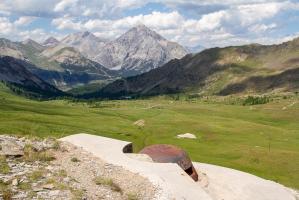 Ligne Maginot - GONDRAN E - (Ouvrage d'infanterie) - Bloc 3
Au premier plan les prairies des sources de la Durance. Le Chaberton domine à l'arrière-plan.