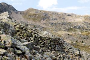 Ligne Maginot - L'ESCUZIER Sud (PA) (Divers) - Deux cuves pour arme d'infanterie dans l'éboulis. La structure se situe aux coordonnées suivantes : 44°18'14.80'N, 6°47'38.32'E.