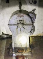 Ligne Maginot - BREHAIN - A6 (Ouvrage d'artillerie) - Pompe pour puits profond Masure et Fils équipant le puits alimentant l'ouvrage en eau
Tête du puits, la bielle et la tringlerie ont été démontées