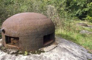 Ligne Maginot - BREHAIN - A6 - (Ouvrage d'artillerie) - Entrée munitions
La cloche GFM et en arrière plan la cloche LG