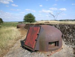 Ligne Maginot - BREHAIN - A6 - (Ouvrage d'artillerie) - Bloc 3
La cloche modifiée après guerre en issue de secours et la cloche VDP au second plan.
