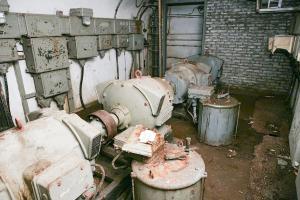 Ligne Maginot - BREHAIN - A6 - (Ouvrage d'artillerie) - La sous-station des blocs
Les groupes convertisseurs déstinés à produire le 110V continu utilisé par les tourelles des blocs de l'ouvrage.