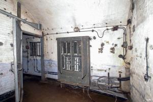 Ligne Maginot - BREHAIN - A6 - (Ouvrage d'artillerie) - Bloc 3
Le PC  de l'ouvrage au pied du bloc
Répartiteur téléphonique principal (modernisé dans les années 50)
