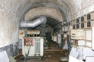 Ligne Maginot - BREHAIN - A6 - (Ouvrage d'artillerie) - L'usine électrique
Le tableau général basse tension de l'ouvrage et l'un des transformateurs de 200 KVA pour l'alimentation par l’arrière.
Au fond, la sous-station traction