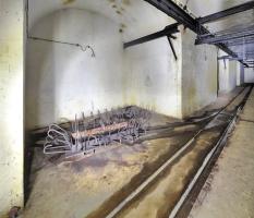 Ligne Maginot - BREHAIN - A6 - (Ouvrage d'artillerie) - Le magasin à munitions M1
L'un des dormants installés après guerre dans les galeries.