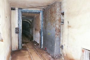 Ligne Maginot - BREHAIN - A6 - (Ouvrage d'artillerie) - La porte pare-souffle séparant les arrières des blocs de l'ouvrage et destinée à protéger les blocs des effets du souffle en cas d'explosion du magasin M1. Sa fermeture, comme celle de toutes les portes de ce type est commandée manuellement en cas d'incident ou d'incendie au niveau du magasin M1