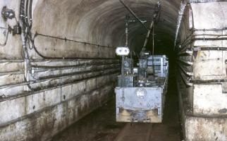 Ligne Maginot - BREHAIN - A6 - (Ouvrage d'artillerie) - Locotracteur VETRA dans la galerie principale
1984