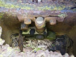 Ligne Maginot - 20 - (Barrage de Route) - Pilier d'ancrage, détail de mécanisme