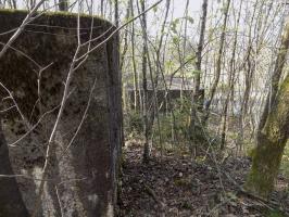 Ligne Maginot - BA89 - MOULIN LACAILLE - (Blockhaus pour canon) - Il y a deux structures. Le mur à droite et le blockhaus en bas.