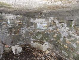Ligne Maginot - BA100 - MOULIN NOIZET - (Blockhaus pour arme infanterie) - Créneaux FM gauche, Hotchkiss moitié gauche, FM frontale. Noter que les murs sont en pierres et la dalle en béton.