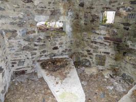 Ligne Maginot - BA108 - ROUTE DE REVIN 5 - (Blockhaus pour arme infanterie) - Créneaux Hotchkiss moitié gauche et FM frontale. Noter que les murs sont en pierre et la dalle en béton.