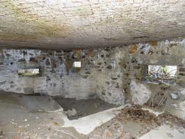 Ligne Maginot - BA109 - ROUTE DE REVIN 6 - (Blockhaus pour canon) - Créneaux Hotchkiss, FM et AC. Noter que les murs sont en pierre et la dalle en béton.