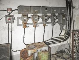 Ligne Maginot - JANUS - (Ouvrage d'artillerie) - Des connections électriques dans l'atelier.
