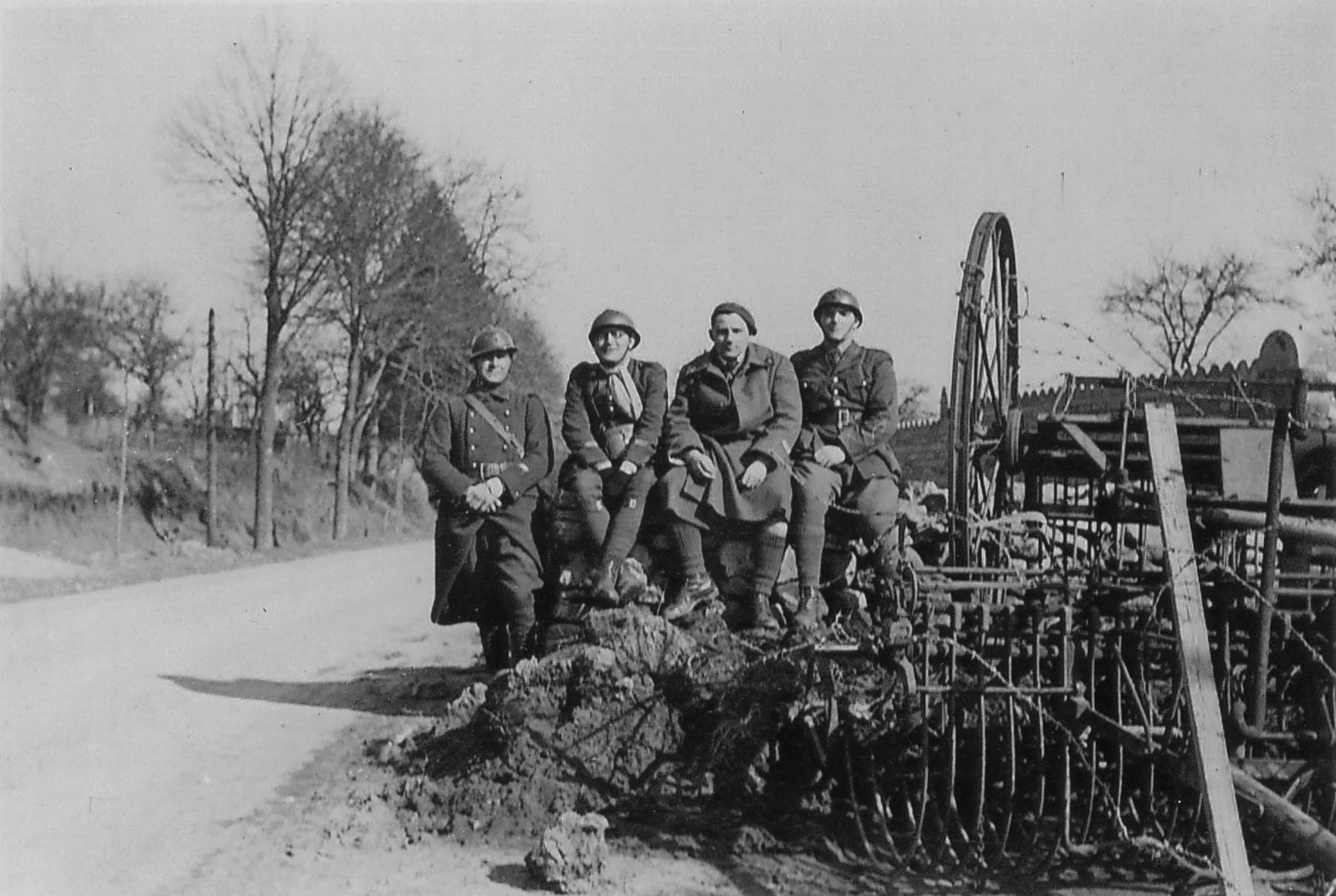 Ligne Maginot - 122 - (Barrage de Route) - Hommes du 167° RIF à proximité de la barrière 122
Sur la photo, l'aspirant Edmond Caspar (1919-2000) - Edmond Caspar