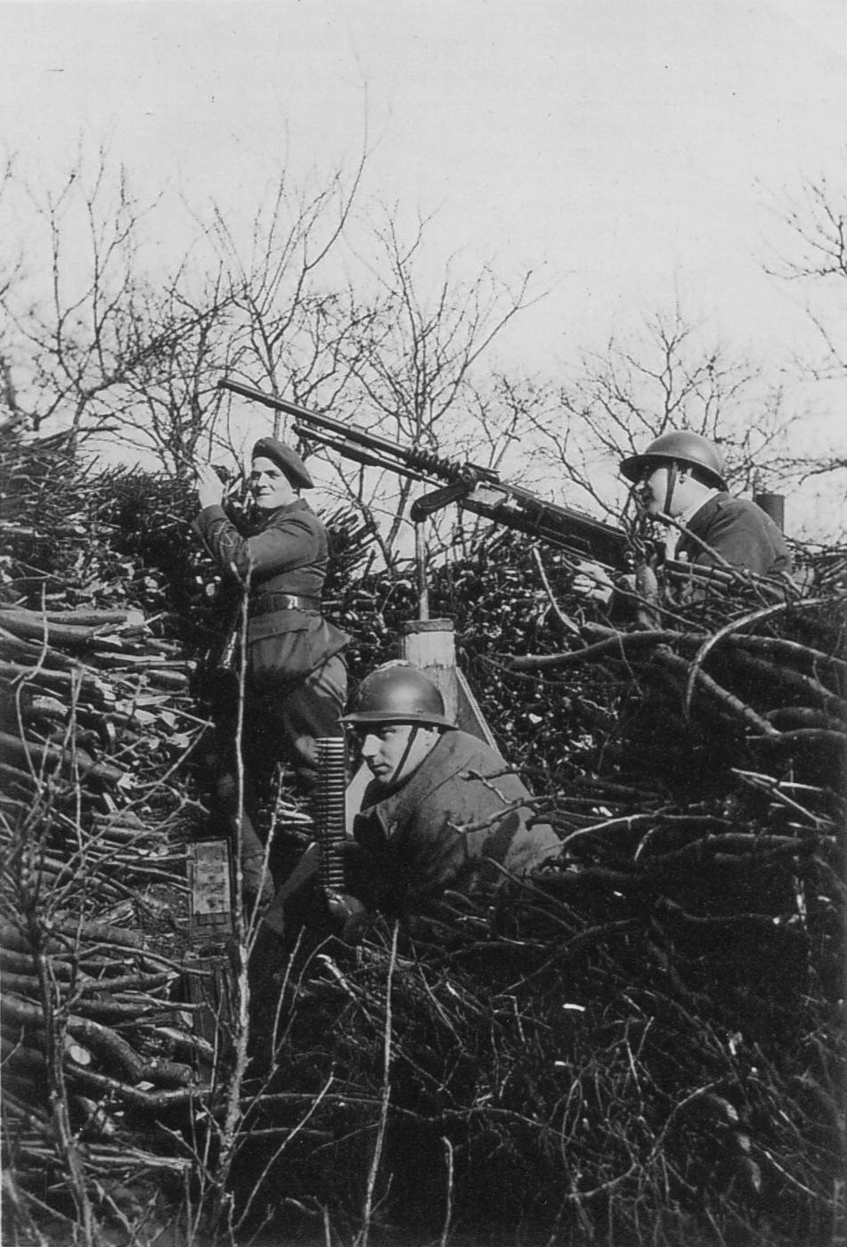 Ligne Maginot - GALGENBERG - A15 - (Ouvrage d'artillerie) - A proximité de l'ouvrage:
Poste de DCA entre Galgenberg et Sentzich
Notez l'utilisation de la mitrailleuse Hotchkiss
sur la photo l'aspirant Edmond Caspard - Edmond Caspar