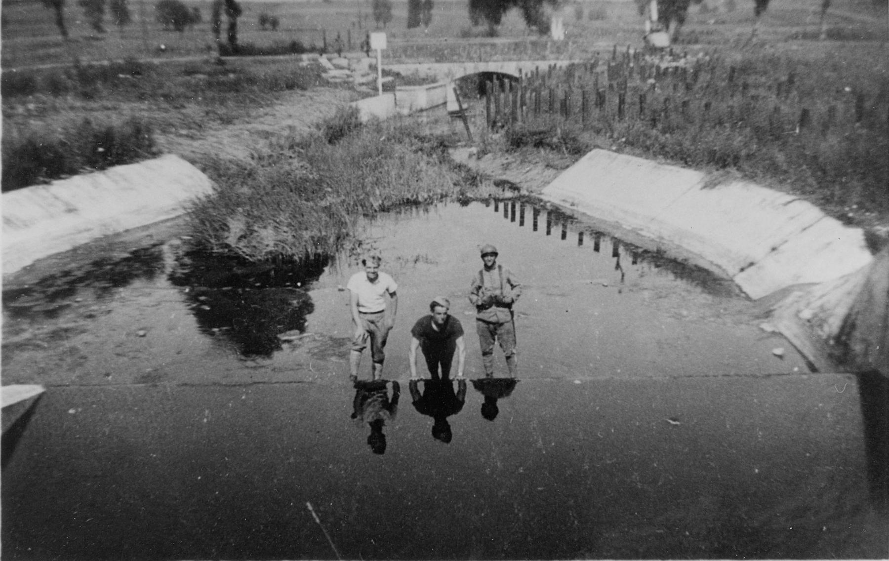 Ligne Maginot - RESERVOIR DE HOSTE-BAS - (Inondation défensive) - La sortie du réservoir de Hoste Bas avec le réseau de rail antichars
Hommes du 174° RMIF - Inconnu