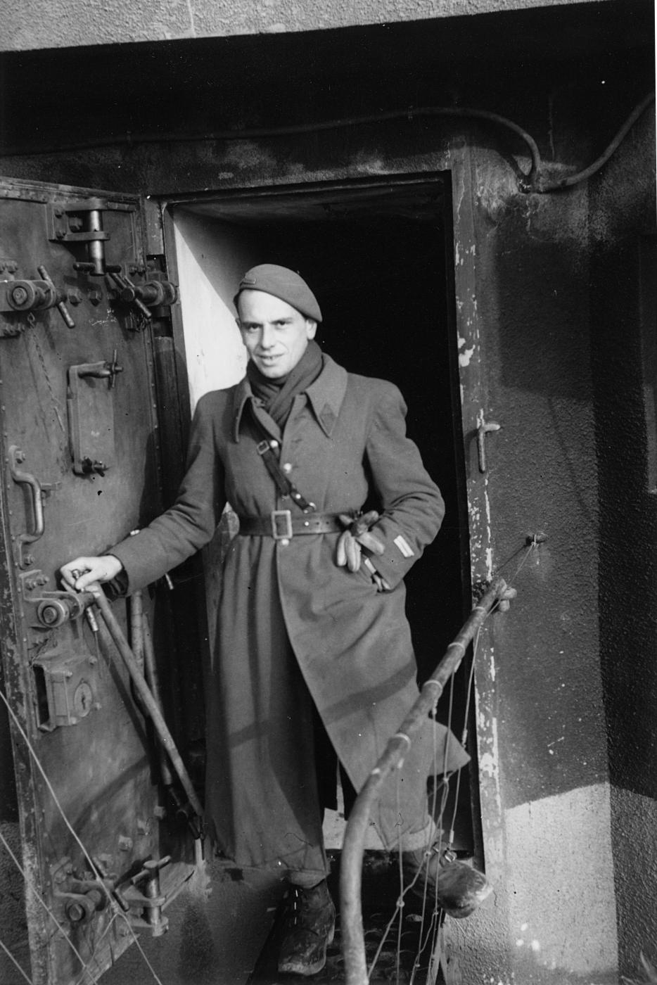 Ligne Maginot - OBERROEDERN NORD - (Casemate d'infanterie - Double) - Le Lt Vialle Henry commandant la casemate à l'entrée de cette dernière - Inconnu 