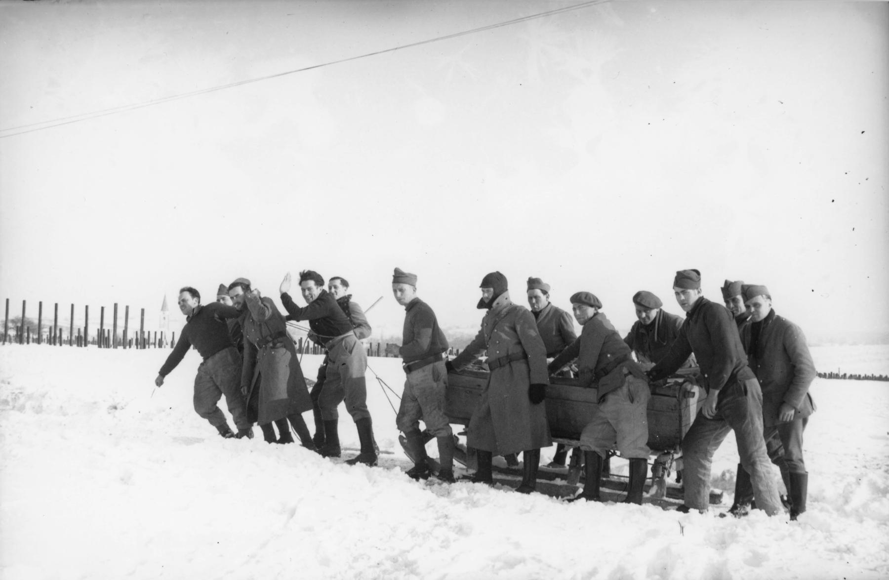 Ligne Maginot - OBERROEDERN NORD - (Casemate d'infanterie - Double) - Corvée à proximité de la casemate - Inconnu 