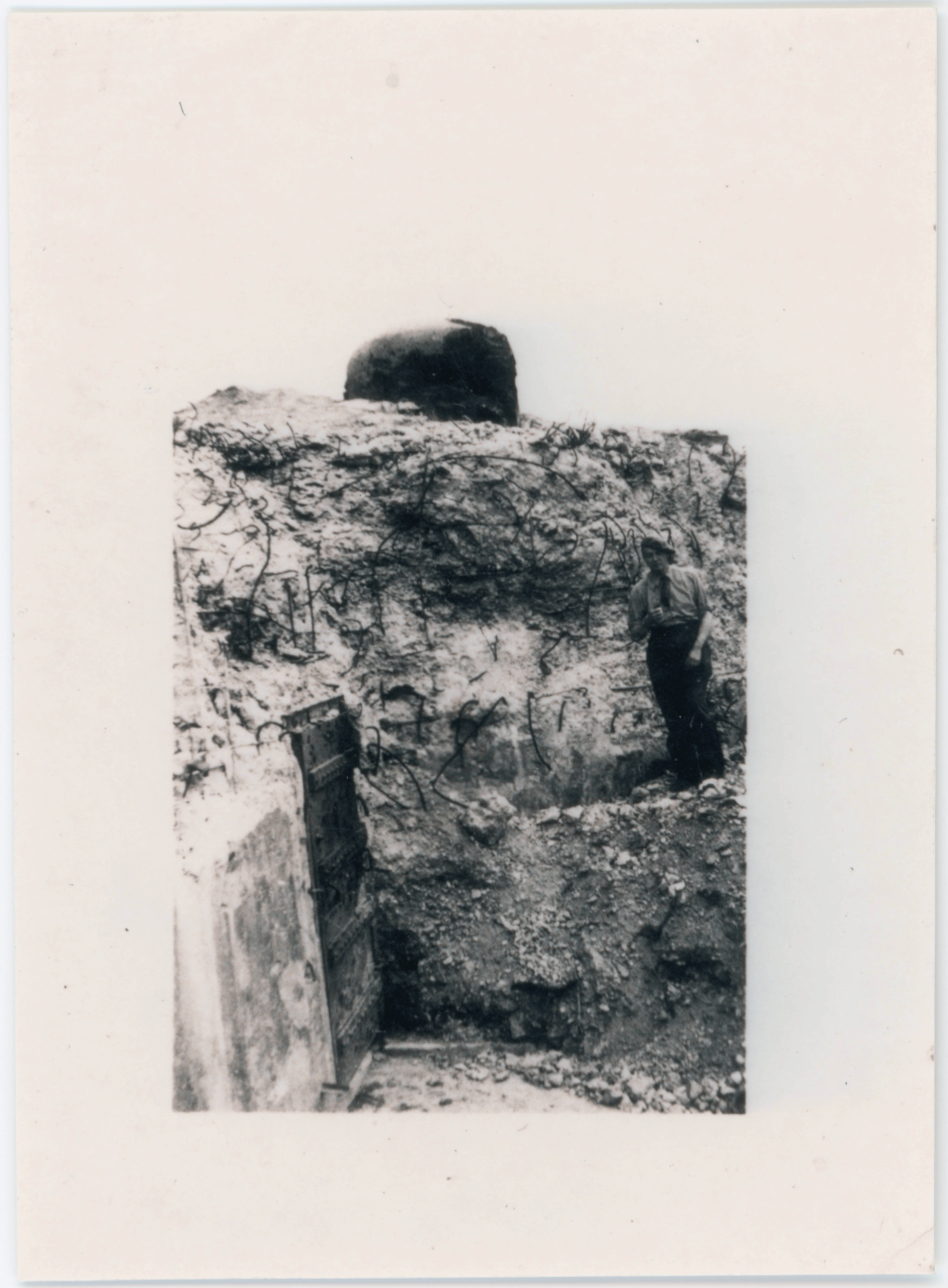 Ligne Maginot - EINSELING SUD - C73 - (Casemate d'infanterie) - L'ouvrage après les combats
Le Lt Vion sur la photo