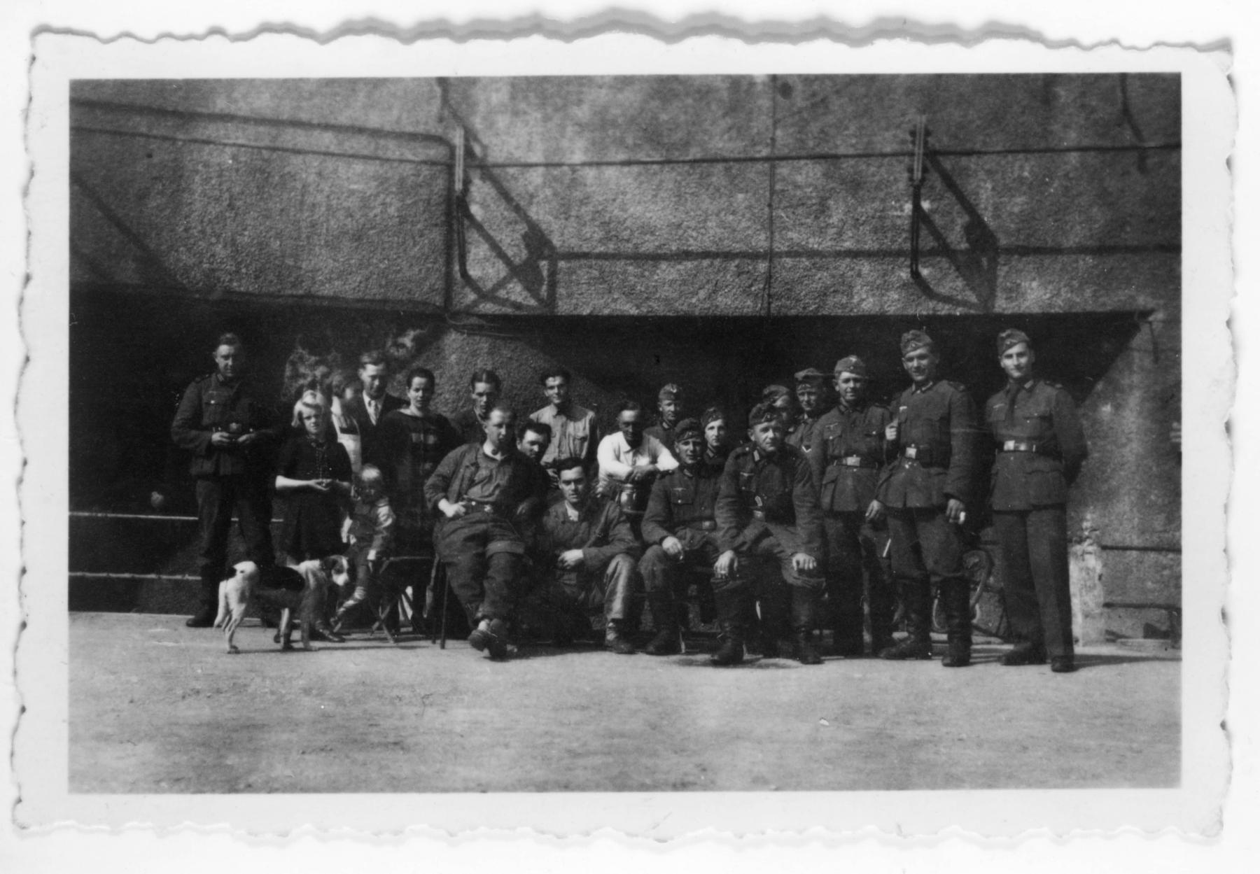 Ligne Maginot - IMMERHOF - A10 - (Ouvrage d'infanterie) - Une partie de l'équipage restée après l'armistice pour nettoyer les abords (déminage) et entretenir l'ouvrage  - Inconnu