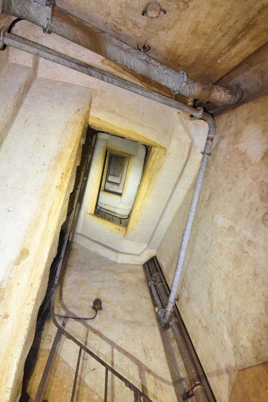 Ligne Maginot - BREHAIN - A6 - (Ouvrage d'artillerie) - Bloc 3
Cage d'escalier d'un bloc d'infanterie - Ludovic KNAPP