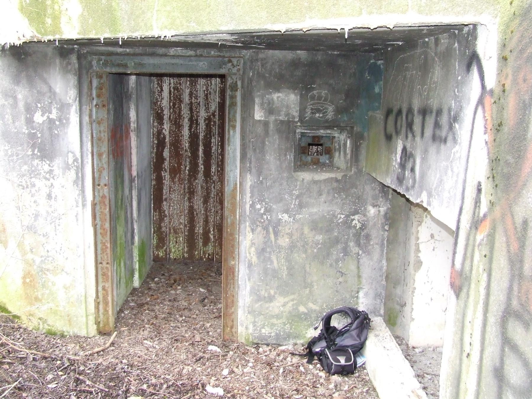 Ligne Maginot - 83 - SIERENTZ VOIE FERREE OUEST - (Casemate d'infanterie - Simple) - Les entrées de la casemate. - STENGER Mathieu