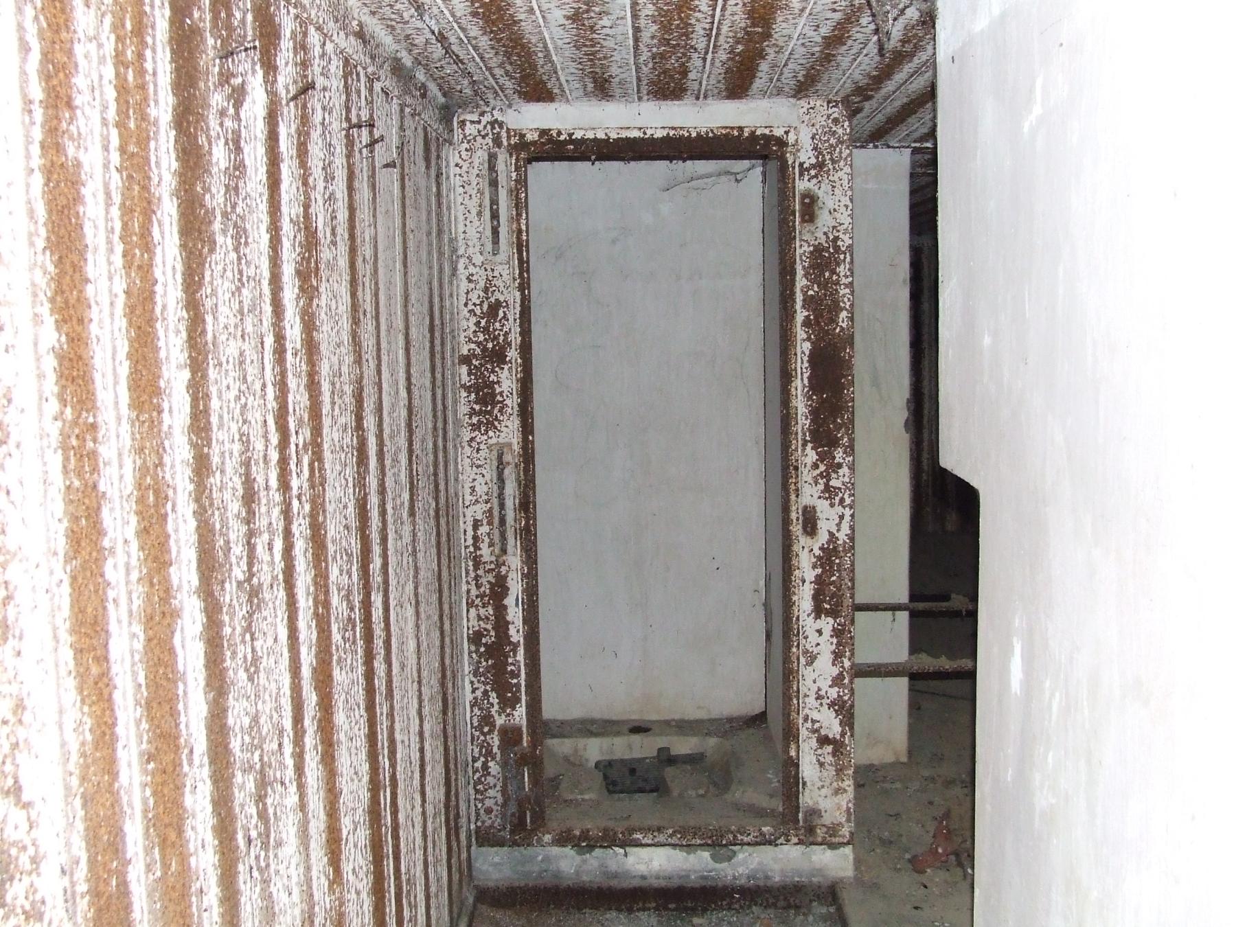 Ligne Maginot - 83 - SIERENTZ VOIE FERREE OUEST - (Casemate d'infanterie - Simple) - Le vestibule avec les latrines à droite. - STENGER Mathieu