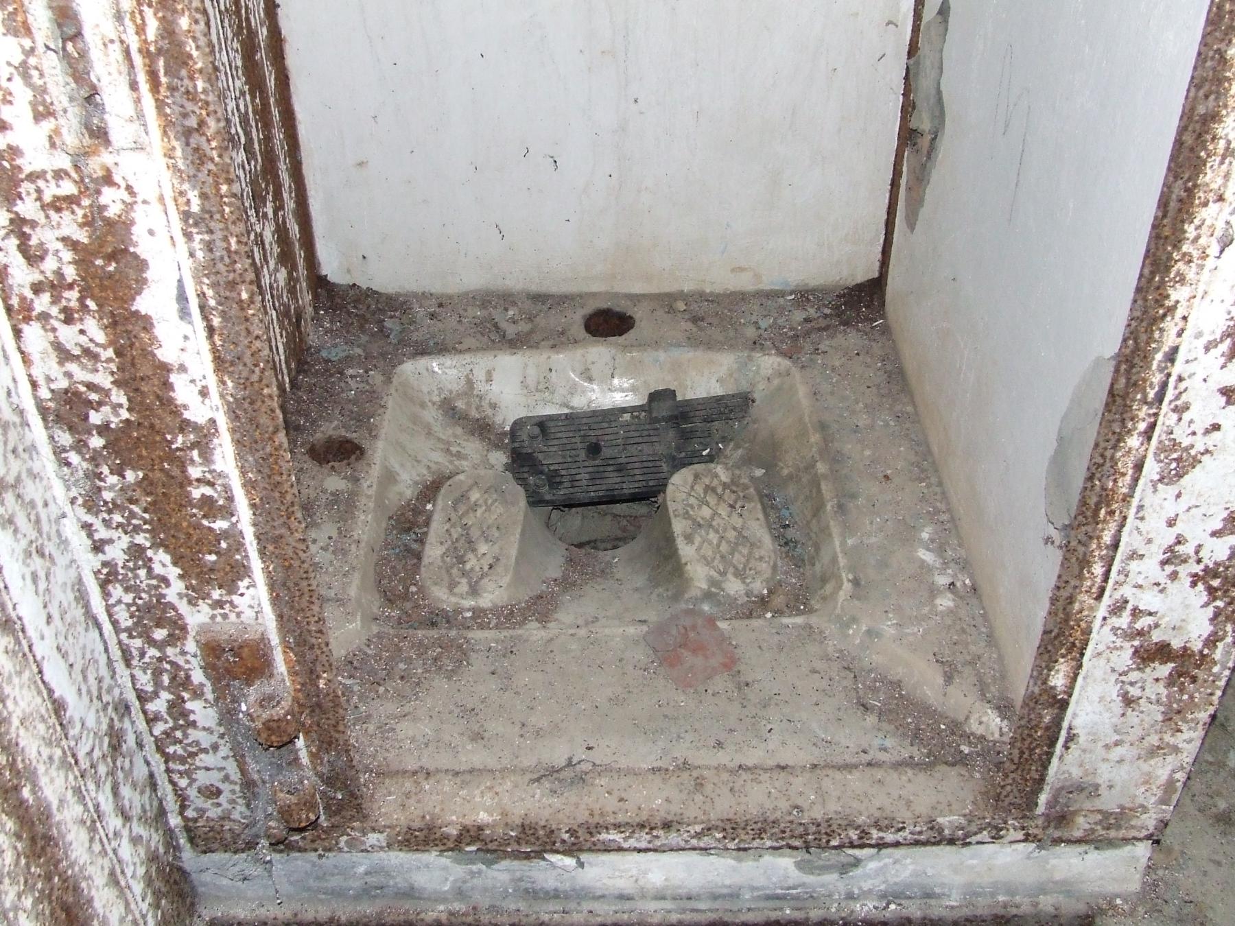 Ligne Maginot - 83 - SIERENTZ VOIE FERREE OUEST - (Casemate d'infanterie - Simple) - Les latrines. - STENGER Mathieu