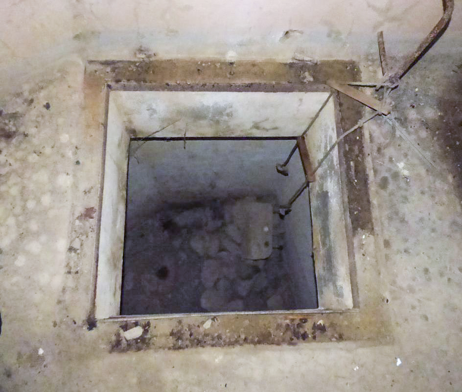 Ligne Maginot - B812 - PAR DELA L'ETANG - (Blockhaus pour canon) - Accès au niveau inférieur - JMBrams