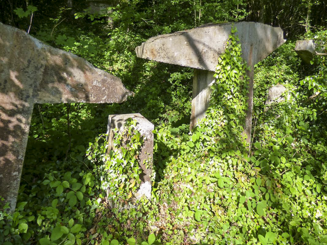 Ligne Maginot - B817 - LA GALOPERIE NORD - (Blockhaus pour canon) - L'obstacle anti char trés particulier entre le blockhaus et la frontiére.