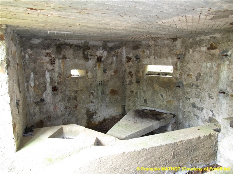 Ligne Maginot - BA29 - WATIGNY EST - (Blockhaus pour canon) - L'intérieur. A droite le support du canon de 25mm AC, et au centre la tablette pour mitrailleuse.