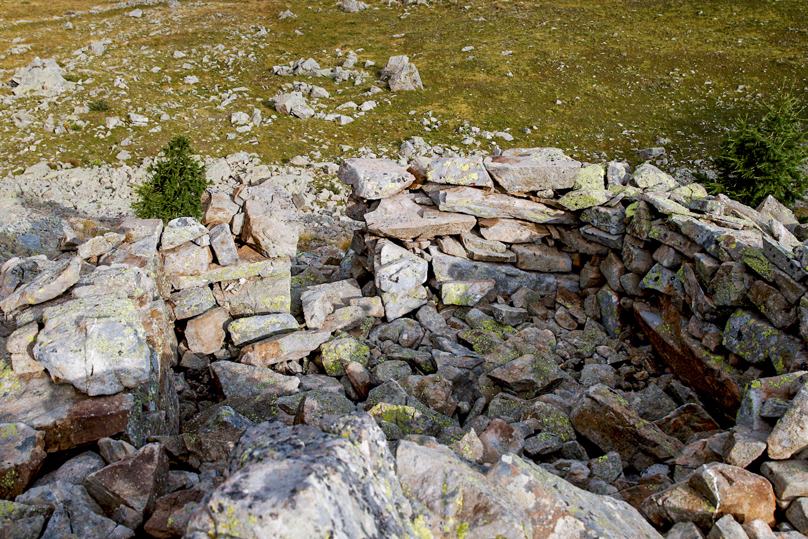 Ligne Maginot - L'ESCUZIER Sud (PA) (Divers) - Deux cuves pour arme d'infanterie dans l'éboulis. La structure se situe aux coordonnées suivantes : 44°18'14.80'N, 6°47'38.32'E. - Edouard Evangelisti