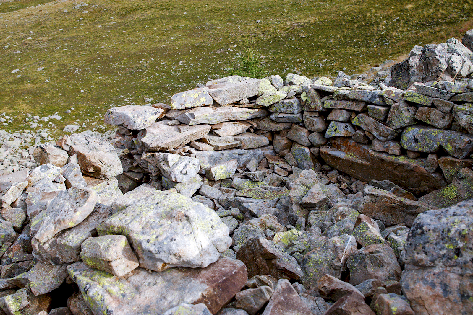 Ligne Maginot - L'ESCUZIER Sud (PA) (Divers) - Deux cuves pour arme d'infanterie dans l'éboulis. La structure se situe aux coordonnées suivantes : 44°18'14.80'N, 6°47'38.32'E. - Edouard Evangelisti