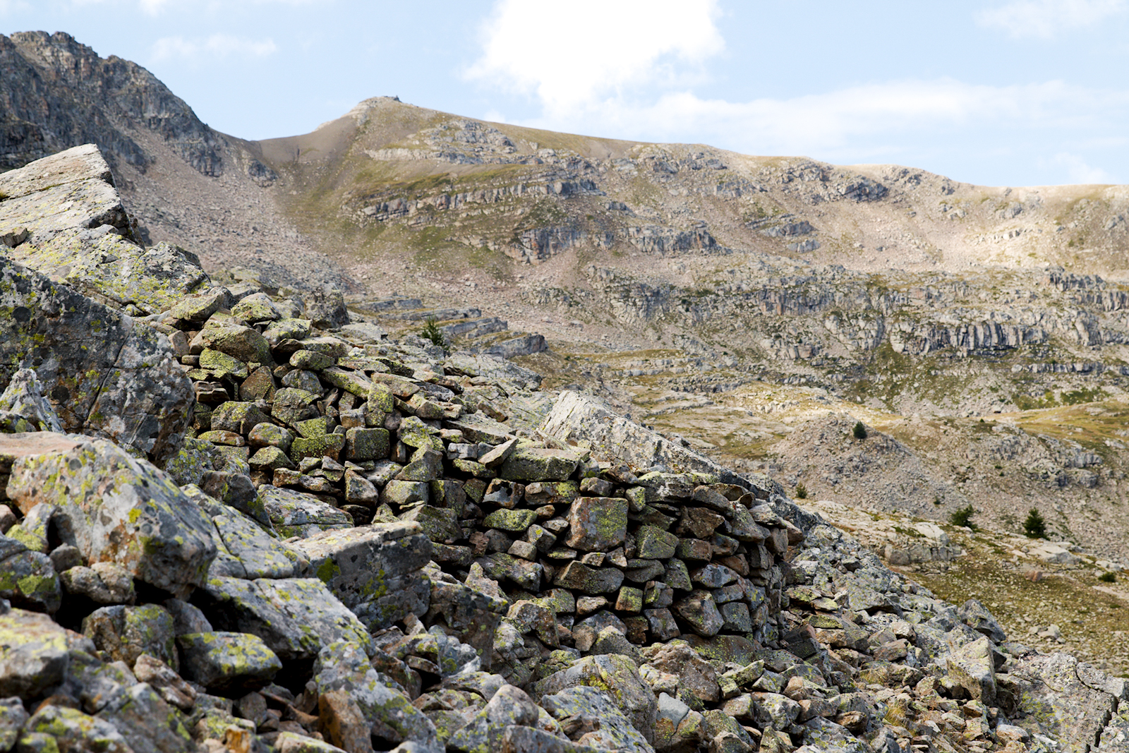 Ligne Maginot - L'ESCUZIER Sud (PA) (Divers) - Deux cuves pour arme d'infanterie dans l'éboulis. La structure se situe aux coordonnées suivantes : 44°18'14.80'N, 6°47'38.32'E. - Edouard Evangelisti