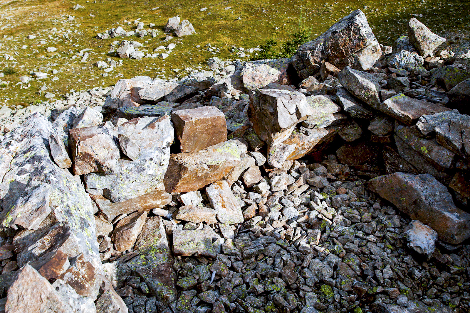 Ligne Maginot - L'ESCUZIER Sud (PA) (Divers) - Deux cuves pour arme d'infanterie dans l'éboulis. La structure se situe aux coordonnées suivantes : 44°18'14.80'N, 6°47'38.32'E. - Edouard Evangelisti