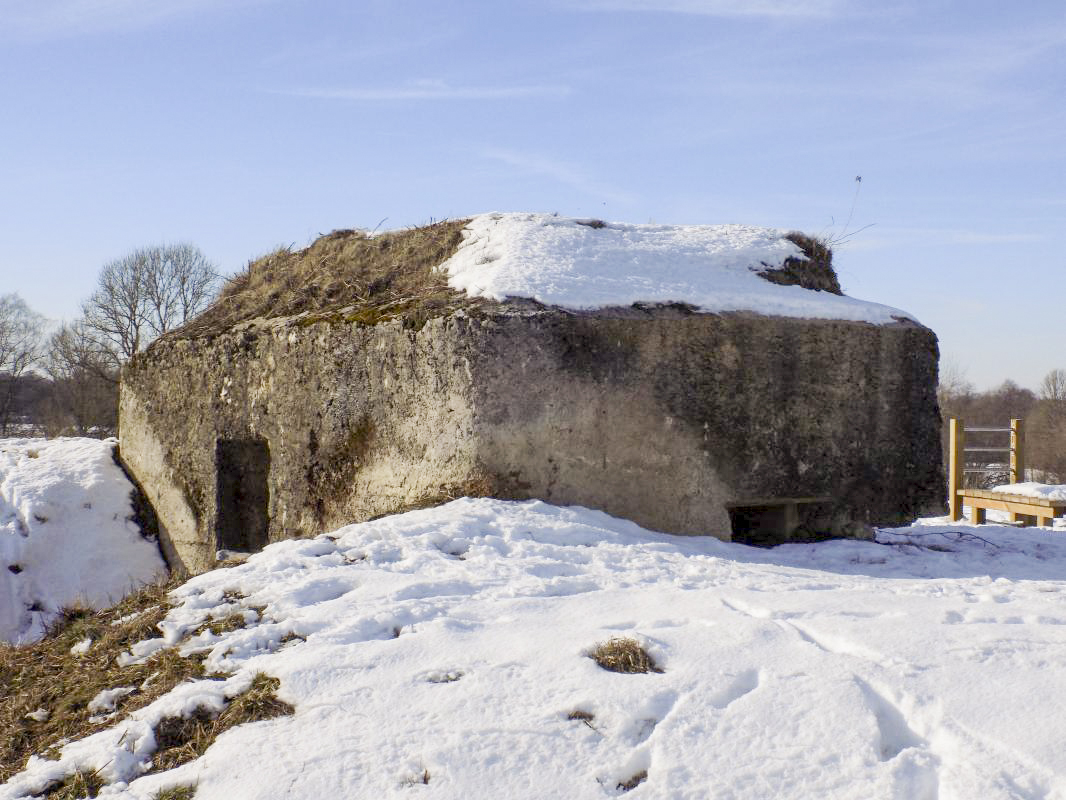 Ligne Maginot - BA82 - ROCROI OUEST 2 - (Blockhaus pour arme infanterie) - L'arrière et face droite
