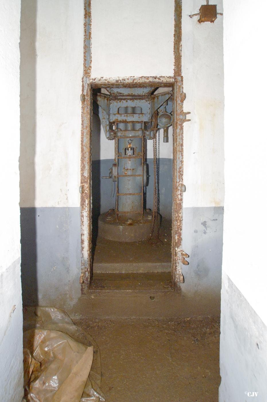 Ligne Maginot - BREHAIN - A6 - (Ouvrage d'artillerie) - Entrée munitions
Cloche lance grenades - Lia VERMEULEN