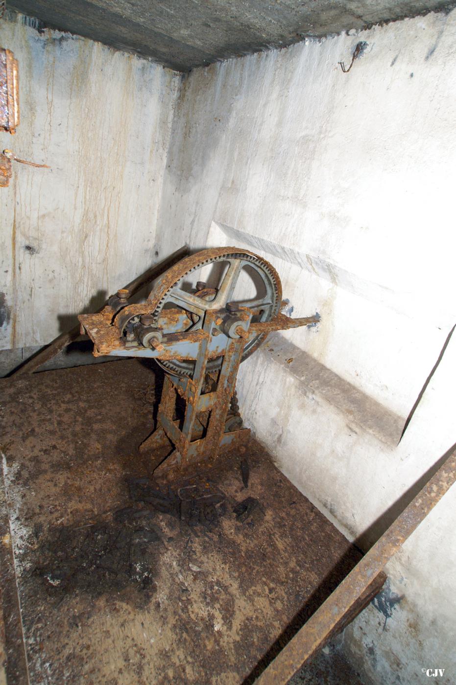 Ligne Maginot - BREHAIN - A6 - (Ouvrage d'artillerie) - Entrée munitions
Treuil du pont escamotable - Lia VERMEULEN