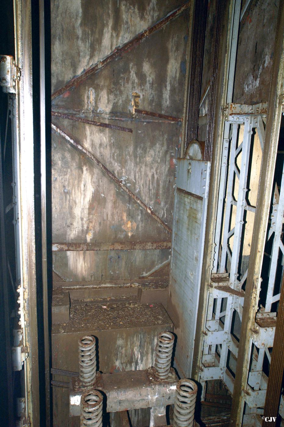 Ligne Maginot - BREHAIN - A6 - (Ouvrage d'artillerie) - Entrée munitions
Contre-poids des monte-charges - Lia VERMEULEN