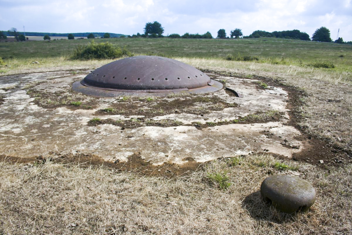 Ligne Maginot - BREHAIN - A6 - (Ouvrage d'artillerie) - Bloc 6
Tourelle de 75 mle 33 éclipsée et cloche d'aération