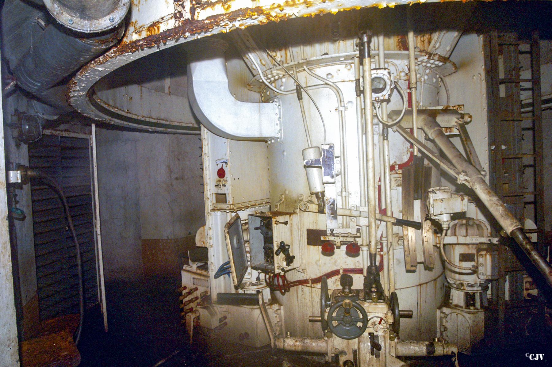 Ligne Maginot - BREHAIN - A6 - (Ouvrage d'artillerie) - Bloc 4
Tourelle de canons obusiers de 75 mle 33 - Lia VERMEULEN