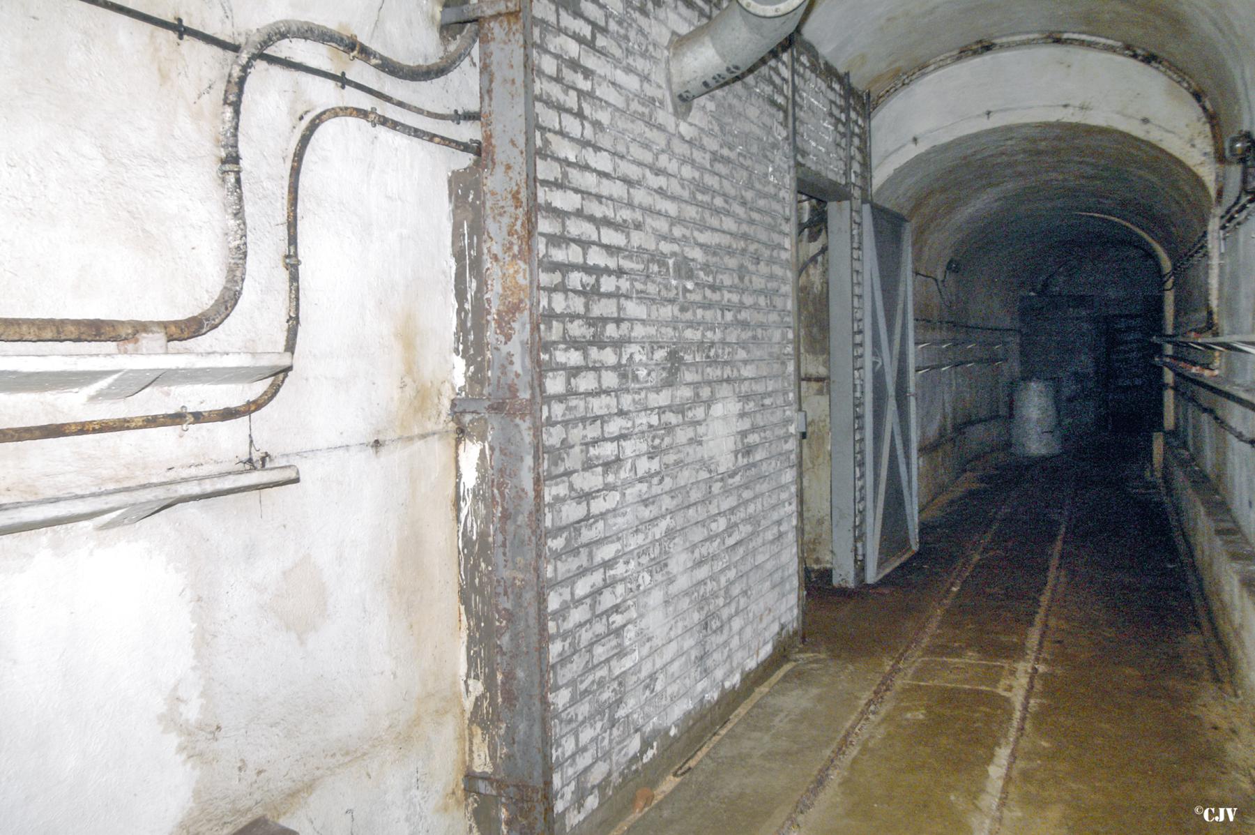 Ligne Maginot - BREHAIN - A6 - (Ouvrage d'artillerie) - Bloc 4
Tourelle de canons obusiers de 75 mle 33
La galerie - Lia VERMEULEN