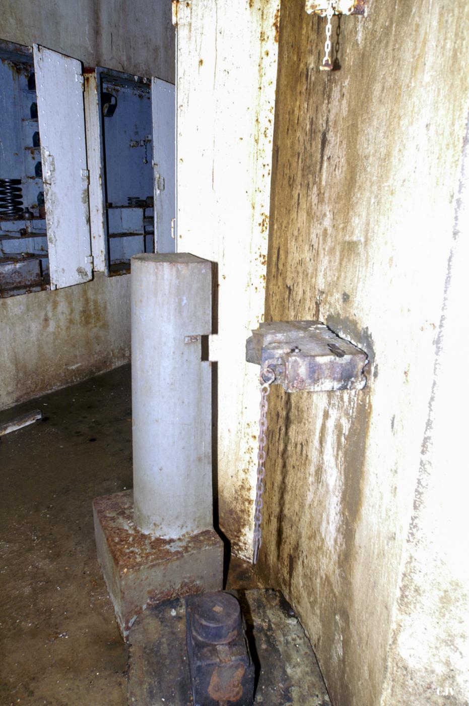 Ligne Maginot - BREHAIN - A6 - (Ouvrage d'artillerie) - Bloc 5
Tourelle pour deux obusiers de 135
L'emplacement de l'un des canons de rechanges au pied de  la tourelle