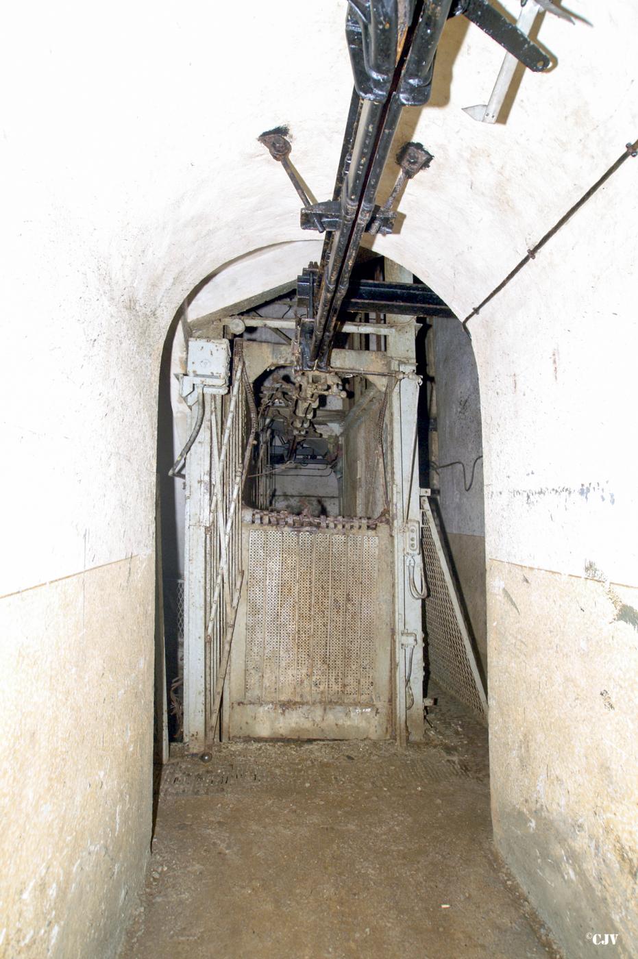 Ligne Maginot - BREHAIN - A6 - (Ouvrage d'artillerie) - Bloc 5
Le monte-charge du bloc avec le monorail permettant la manutention des casiers à munitions